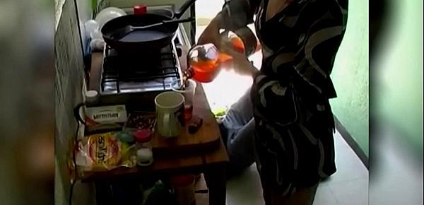  housewife fucked and repaired (mujer con fontanero)